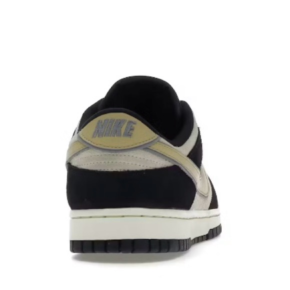 Brand new pair of female, low dunks Nike - Picture 2 of 3